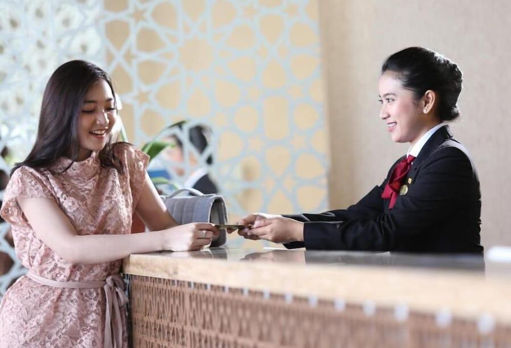 Hotel Santika Gresik Exterior foto