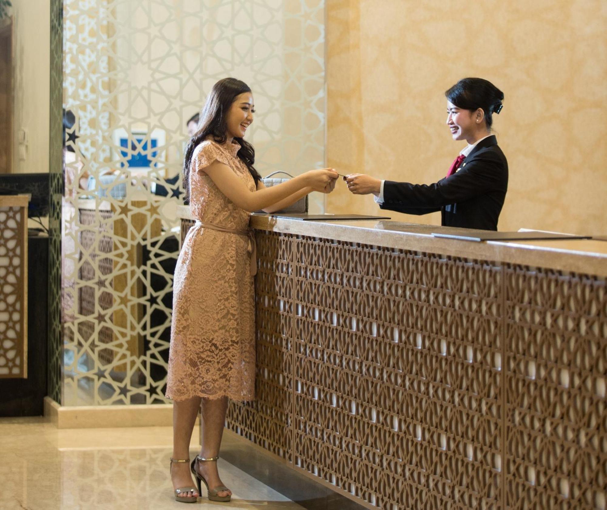 Hotel Santika Gresik Exterior foto